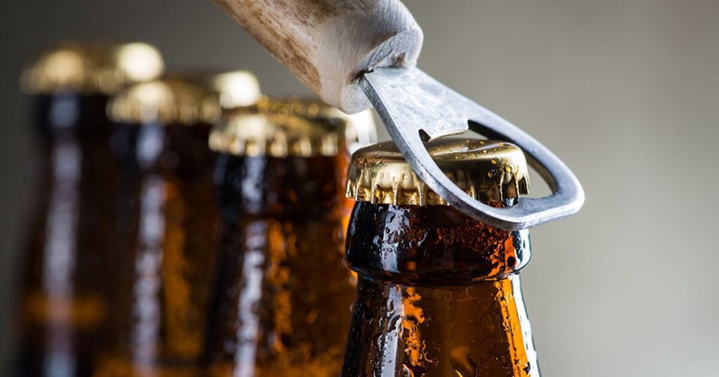 Cómo abrir una botella de vino sin un sacacorchos 1 abrir botella